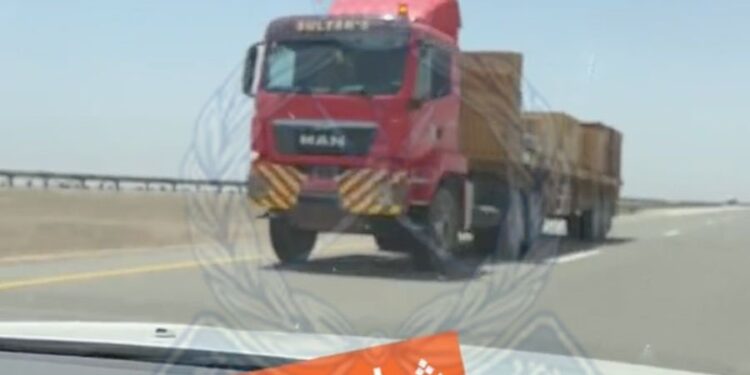 إيقاف سائق شاحنة بعد سيره في الاتجاه المعاكس لحركة السير بأدم