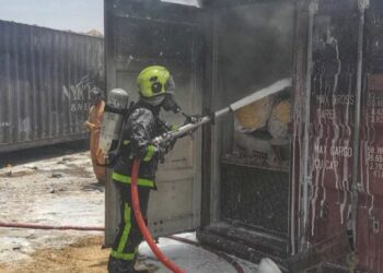 إخماد حريق شب في “4”حاويات بالدقم