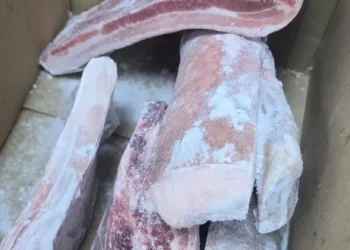 ضبط محل تجاري يقوم بتداول وبيع كميات من لحم الخنزير بشمال الباطنة