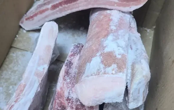 ضبط محل تجاري يقوم بتداول وبيع كميات من لحم الخنزير بشمال الباطنة