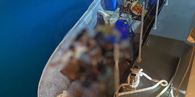 ضبط قارب على متنه 12 شخصًا حاولوا الدخول إلى البلاد بطريقة غير مشروعة