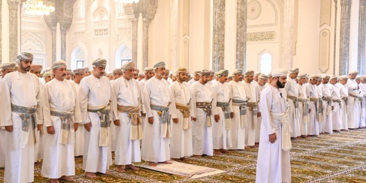 جلالةُ السُّلطان المعظم يؤدّي صلاةَ عيد الأضحى المبارك