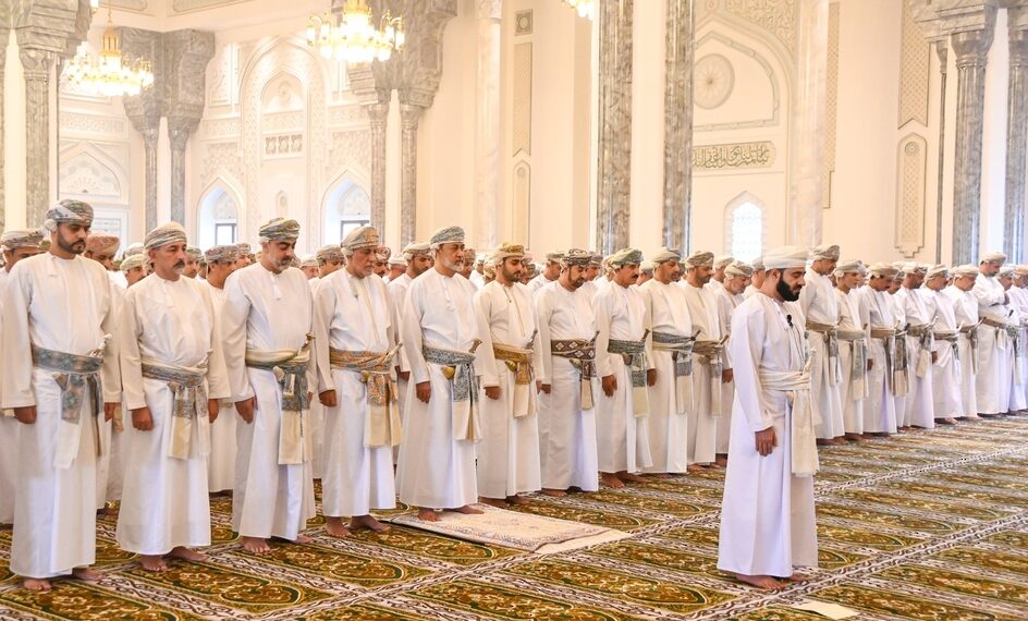 جلالةُ السُّلطان المعظم يؤدّي صلاةَ عيد الأضحى المبارك