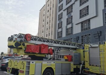 إخلاء 80 شخصًا نتيجة حريق شب ببناية في بوشر