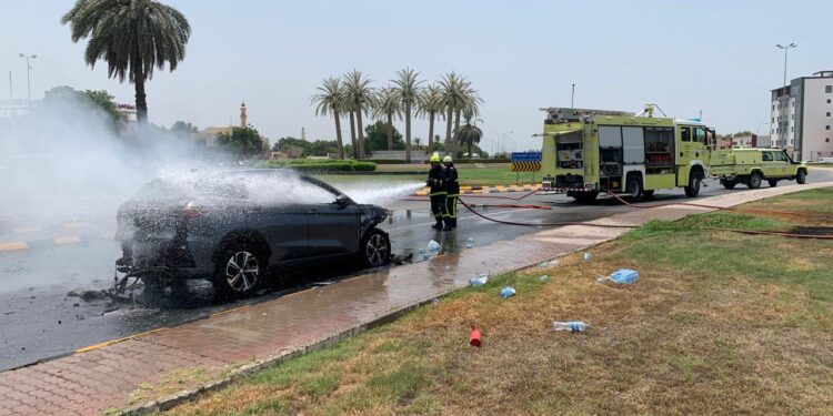 إخماد حريق شب في مركبة بمنطقة الصويحرة بصحار⁧‫