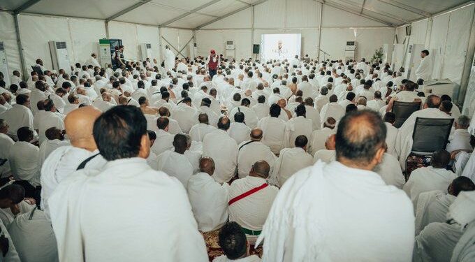 ضيوف “برنامج خادم الحرمين الشريفين” يشهدون خطبة يوم عرفة في مقار سكنهم