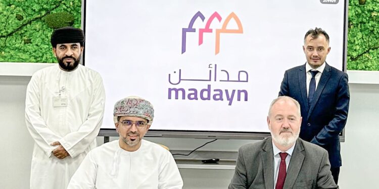 “مدائن” توقع اتفاقية لإنشاء محطة توليد الطاقة الشمسية في واحة المعرفة مسقط