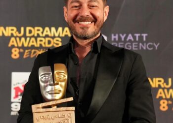 تكريم الفنان أحمد زاهر بجائزة التميز في مسلسل «نعمة الأفوكاتو»