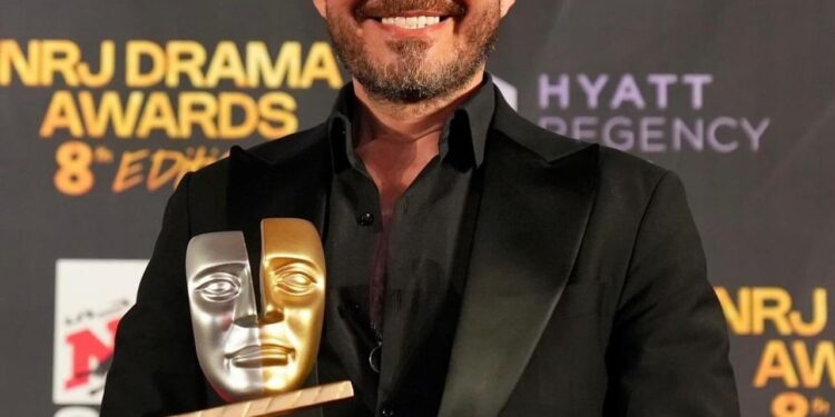 تكريم الفنان أحمد زاهر بجائزة التميز في مسلسل «نعمة الأفوكاتو»