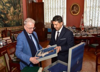 متحف عُمان عبر الزمان يبحث سُبل التعاون مع متحف الإرميتاج في روسيا