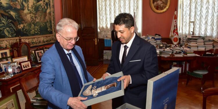 متحف عُمان عبر الزمان يبحث سُبل التعاون مع متحف الإرميتاج في روسيا