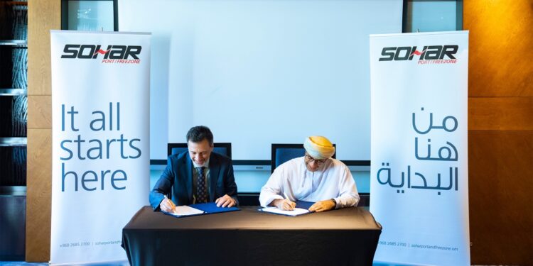 ميناء صحار والمنطقة الحرة يوقع اتفاقية تأجير أرض