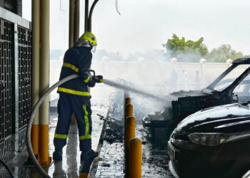 إخماد حريق شب في مركبة دون تسجيل إصابات بالمصنعة