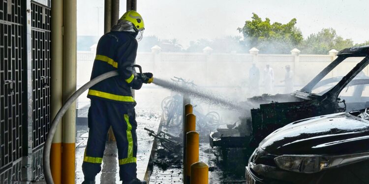 إخماد حريق شب في مركبة دون تسجيل إصابات بالمصنعة