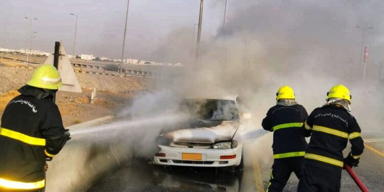 إخماد حريق شب في مركبة‬⁩ دون تسجيل إصابات بالسيب