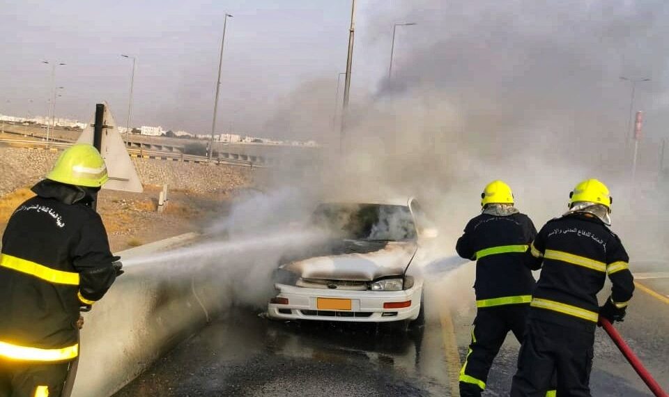 إخماد حريق شب في مركبة‬⁩ دون تسجيل إصابات بالسيب