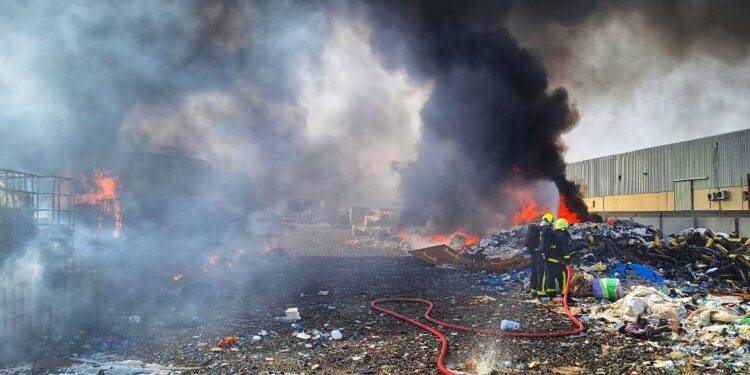 نشوب حريق في مصنع لإعادة تدوير المواد البلاستيكية في سمائل 1 نشوب حريق في مصنع لإعادة تدوير المواد البلاستيكية في سمائل