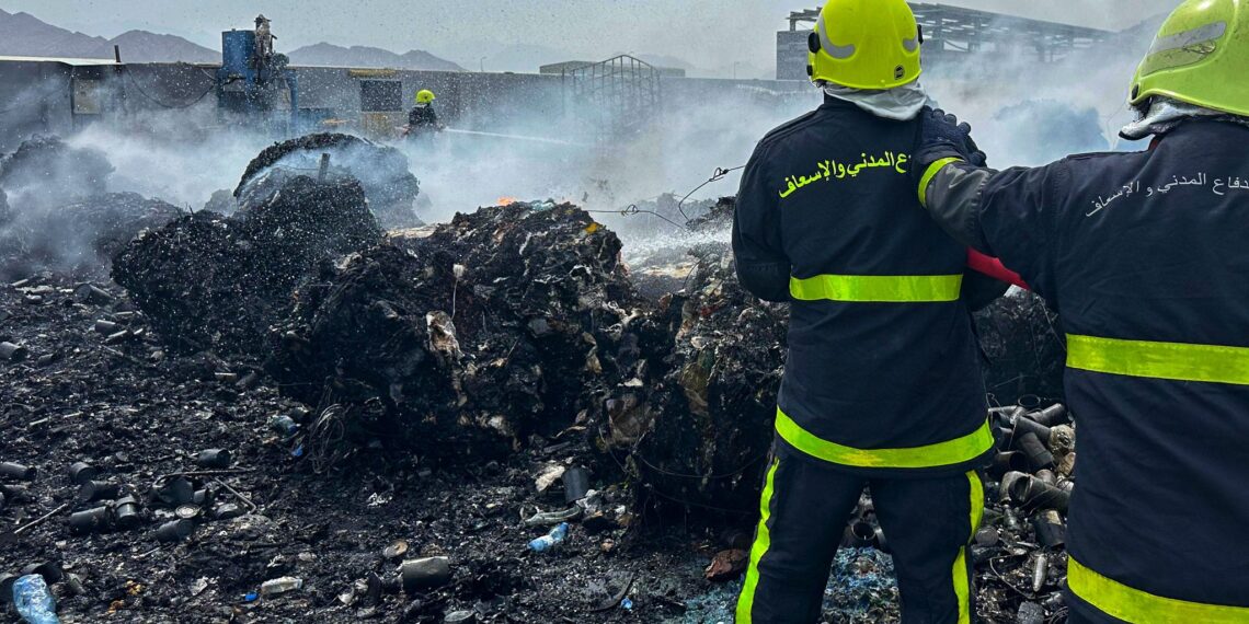 السيطرة على الحريق الذي اندلع بأحد المصانع بالمنطقة الصناعية بسمائل 1 السيطرة على الحريق الذي اندلع بأحد المصانع بالمنطقة الصناعية بسمائل