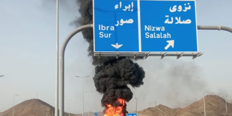 تنبيه.. قطع الحركة المرورية للطريق المؤدي ⁧‫لشمال الشرقية‬⁩ بسبب حادث تدهور صهريج وقود