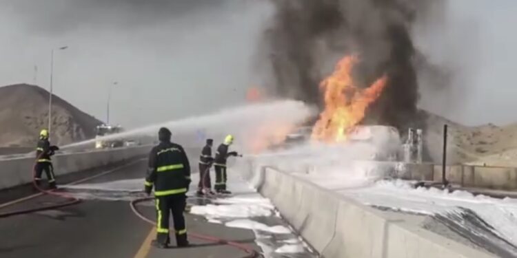 إخماد حريق شب بناقلة وقود في بدبد