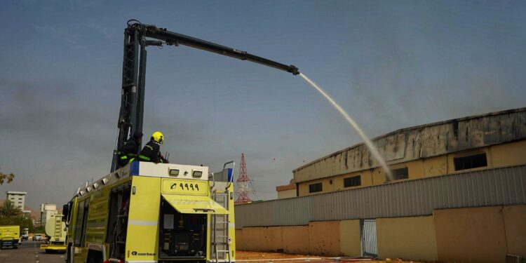 السيطرة على حريق شب في شركة بالرسيل الصناعية