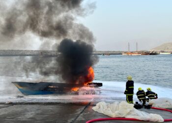 إخماد حريق نشب في أحد القوارب بميناء ⁧‫خصب