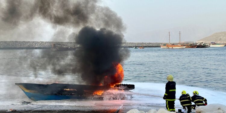 إخماد حريق نشب في أحد القوارب بميناء ⁧‫خصب