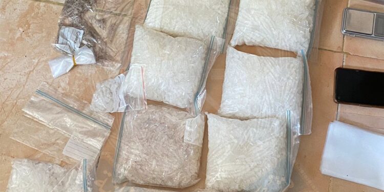 ضبط شخصين بحوزتهما كمية من مخدر الكريستال بشمال الباطنة