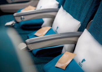 الطيران العُماني يعزز أهدافه لتحقيق الاستدامة من خلال تدشين تغليف صديق للبيئة لسماعات الأذن على الدرجة السياحية