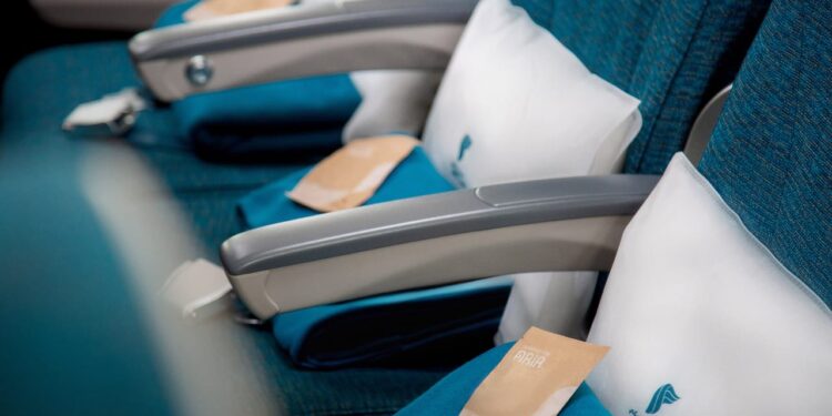 الطيران العُماني يعزز أهدافه لتحقيق الاستدامة من خلال تدشين تغليف صديق للبيئة لسماعات الأذن على الدرجة السياحية 1 الطيران العُماني يعزز أهدافه لتحقيق الاستدامة من خلال تدشين تغليف صديق للبيئة لسماعات الأذن على الدرجة السياحية