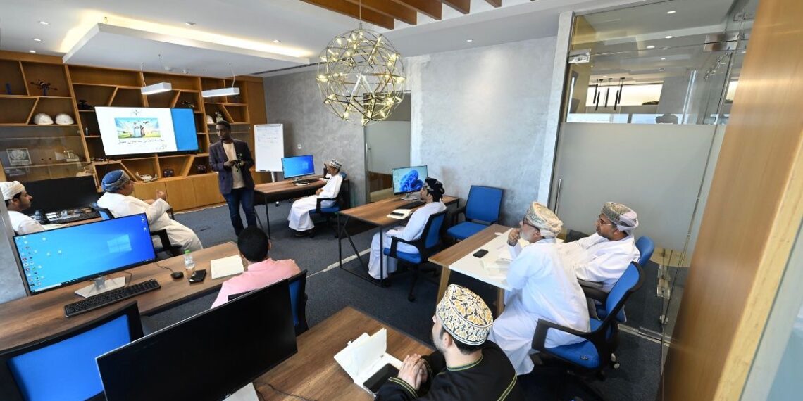 بدء الدورة التدريبية للتصوير الجوي التي تنفذها جمعية الصحفيين العمانية