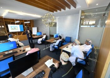 بدء الدورة التدريبية للتصوير الجوي التي تنفذها جمعية الصحفيين العمانية