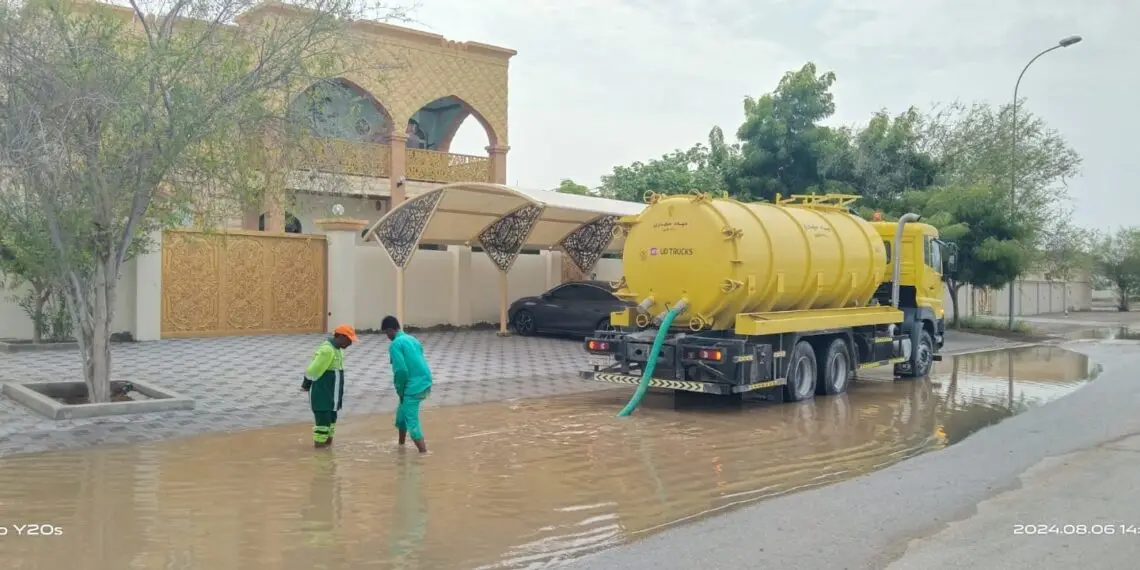 فتح الطرق وإزالة مخلفات الأمطار بولاية الخابورة 1 فتح الطرق وإزالة مخلفات الأمطار بولاية الخابورة