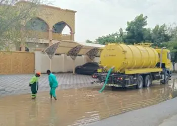 فتح الطرق وإزالة مخلفات الأمطار بولاية الخابورة