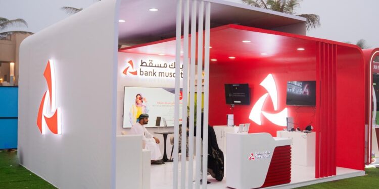 Bank Muscat Introduces Khareef Dhofar Visitors to Various Banking Services 1 بنك مسقط يدعو زوّار خريف ظفار لزيارة مهرجان المأكولات بصلالة والتعرّف على الخدمات المصرفية