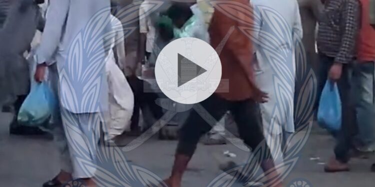 إيقاف مجموعة من الآسيويين لتورطهم في مشاجرة جماعية بسوق في صحم 1 إيقاف مجموعة من الآسيويين لتورطهم في مشاجرة جماعية بسوق في صحم