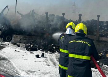 حريق شاحنتين “قاطرة ومقطورة” نتيجة لحادث مروري بينهما في ⁧‫صحار‬⁩