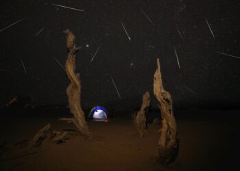 الفلكية العمانية : سماء سلطنة عمان تشهد زخة شهب البرشاويات