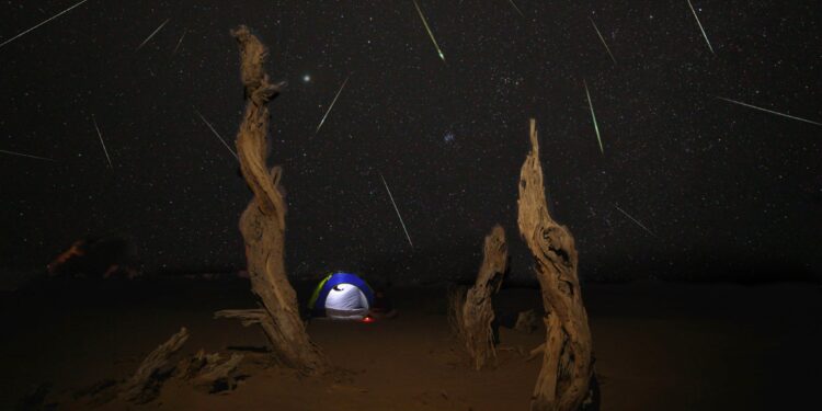 الفلكية العمانية : سماء سلطنة عمان تشهد زخة شهب البرشاويات