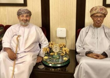 على اسمك نمضي فمن طيبٍ شهي المجاني ، إلى أطيبِ