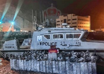 ضبط 6 آسويين حاولوا تهريب كميات كبيرة من المشروبات الكحولية بمسندم