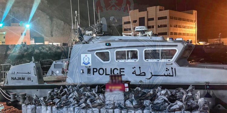 ضبط 6 آسويين حاولوا تهريب كميات كبيرة من المشروبات الكحولية بمسندم