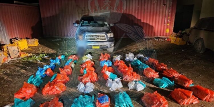 القبض على سائق مركبة حاول تهريب كمية كبيرة من مخدر القات في ظفار