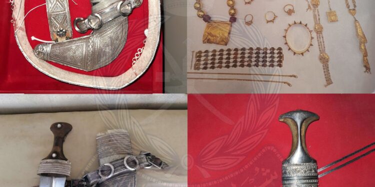 ضبط شخص سرق مصوغات ذهبية وخناجر ومبالغ مالية من منزل في سناو