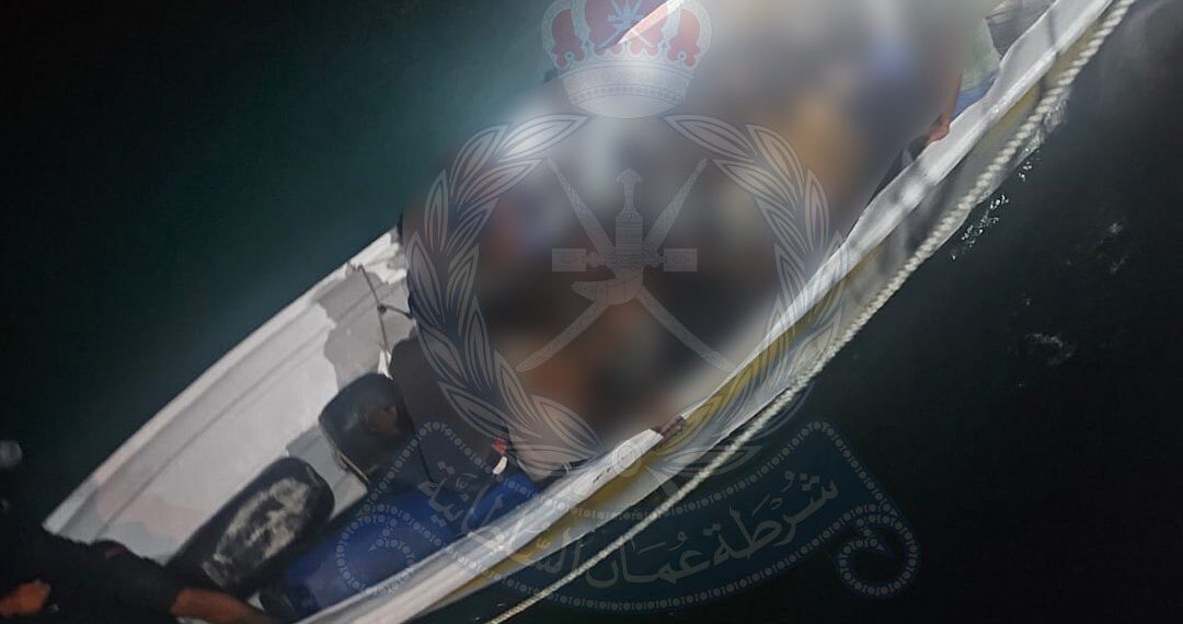 ضبط قارب على متنه 14 متسللا في شمال الباطنة