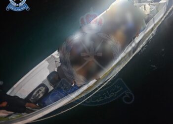 ضبط قارب على متنه 14 متسللا في شمال الباطنة