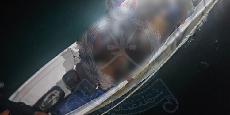 ضبط قارب على متنه 14 متسللا في شمال الباطنة