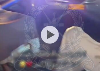 القبض على سائقي مركبات قاموا بتعطيل حركة المرور في طريق بشناص