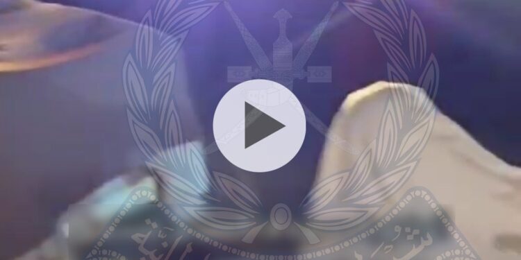 القبض على سائقي مركبات قاموا بتعطيل حركة المرور في طريق بشناص