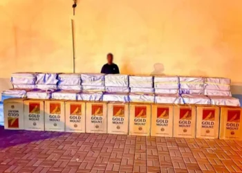 مداهمة منزل وضبط وافد في بركاء